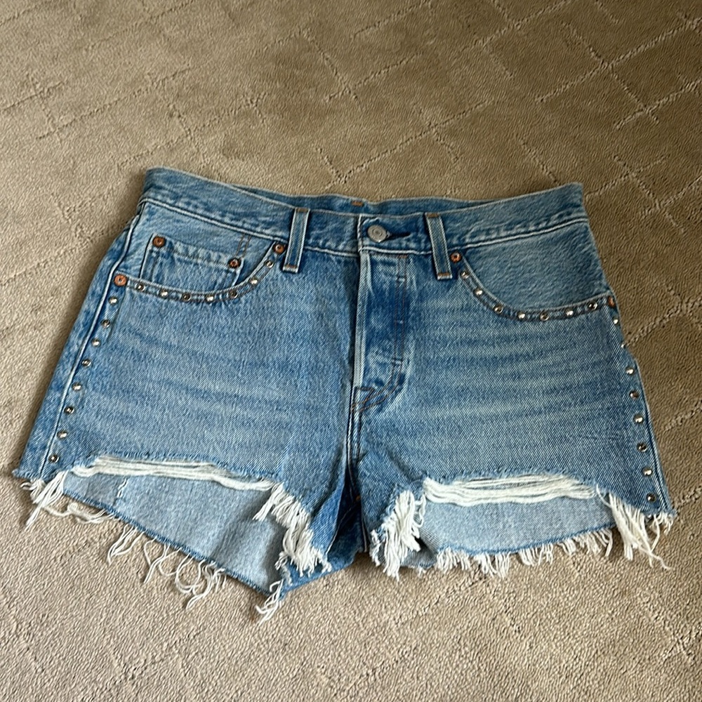 Never worn Levi’s size 27 shorts